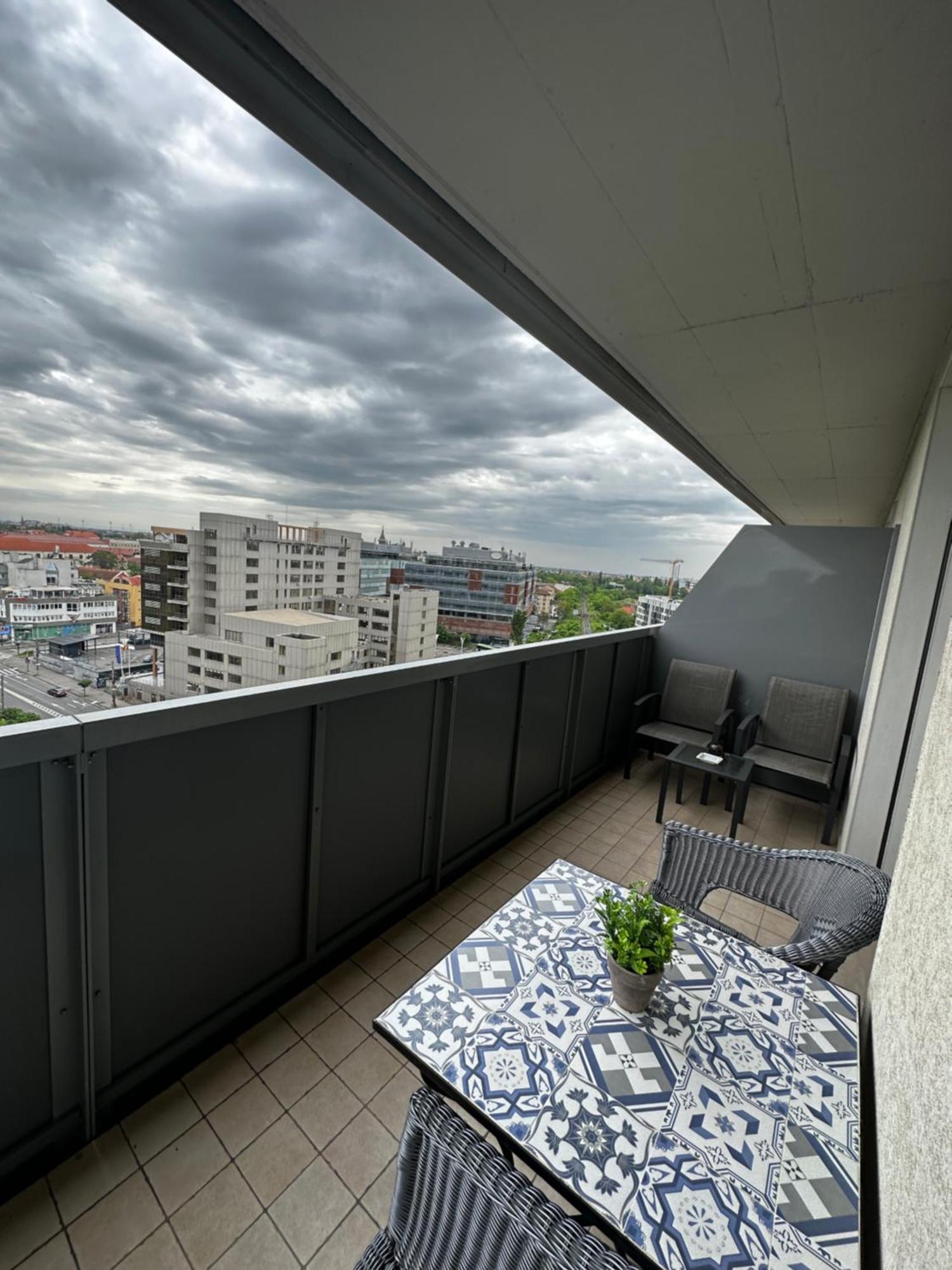 Central Apartment Timisoara Bagian luar foto